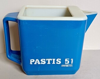 Un joli pastis 51, vintage, plastique bleu, bistro français, pichet à eau ou carafe/carafe, décor de bar et trouvé en Normandie, France