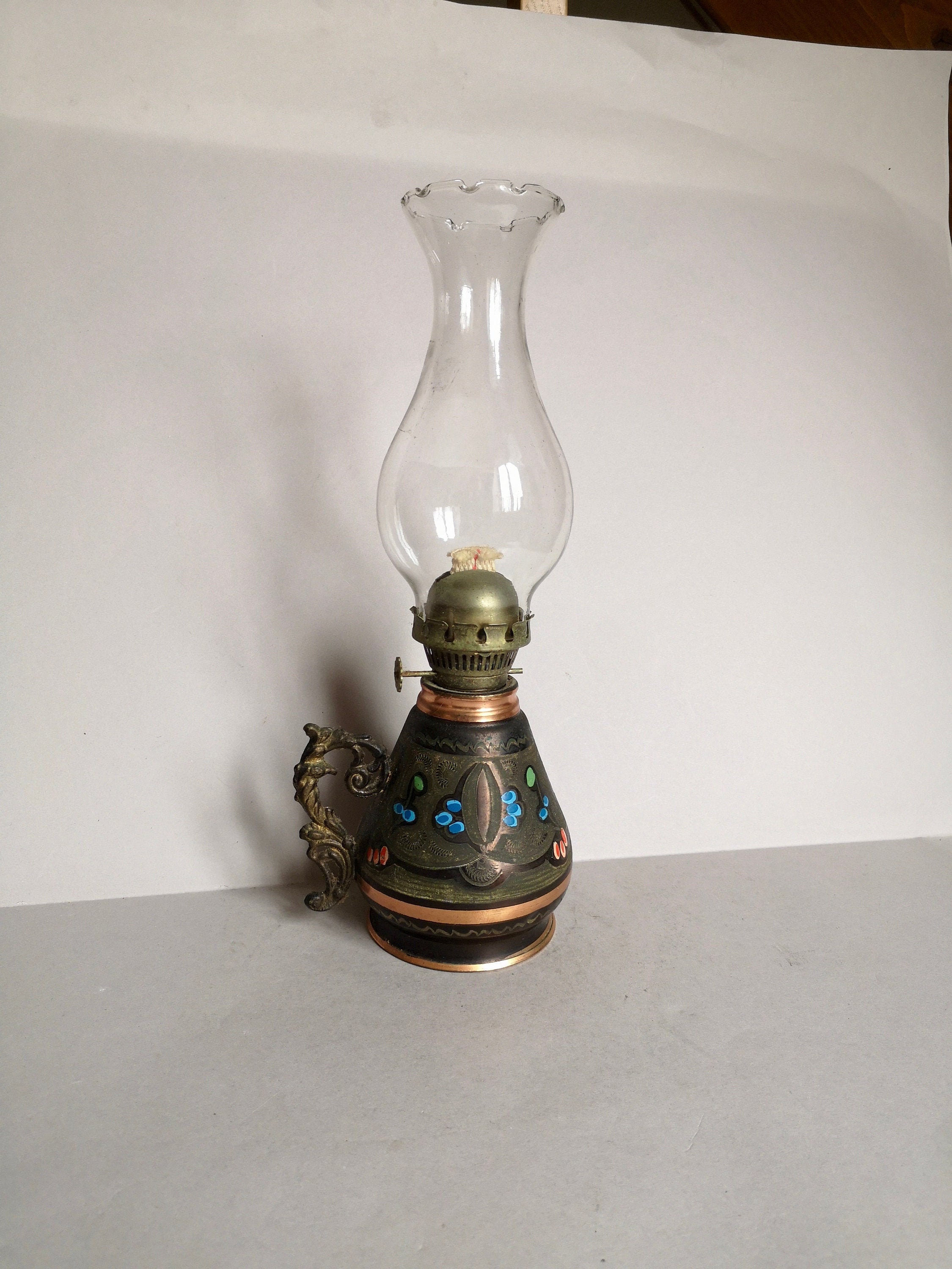 Une Belle Jolie Lanterne Colorée Décorative de Cuivre ou Lampe à Huile La Fin Des Années 1900, avec 