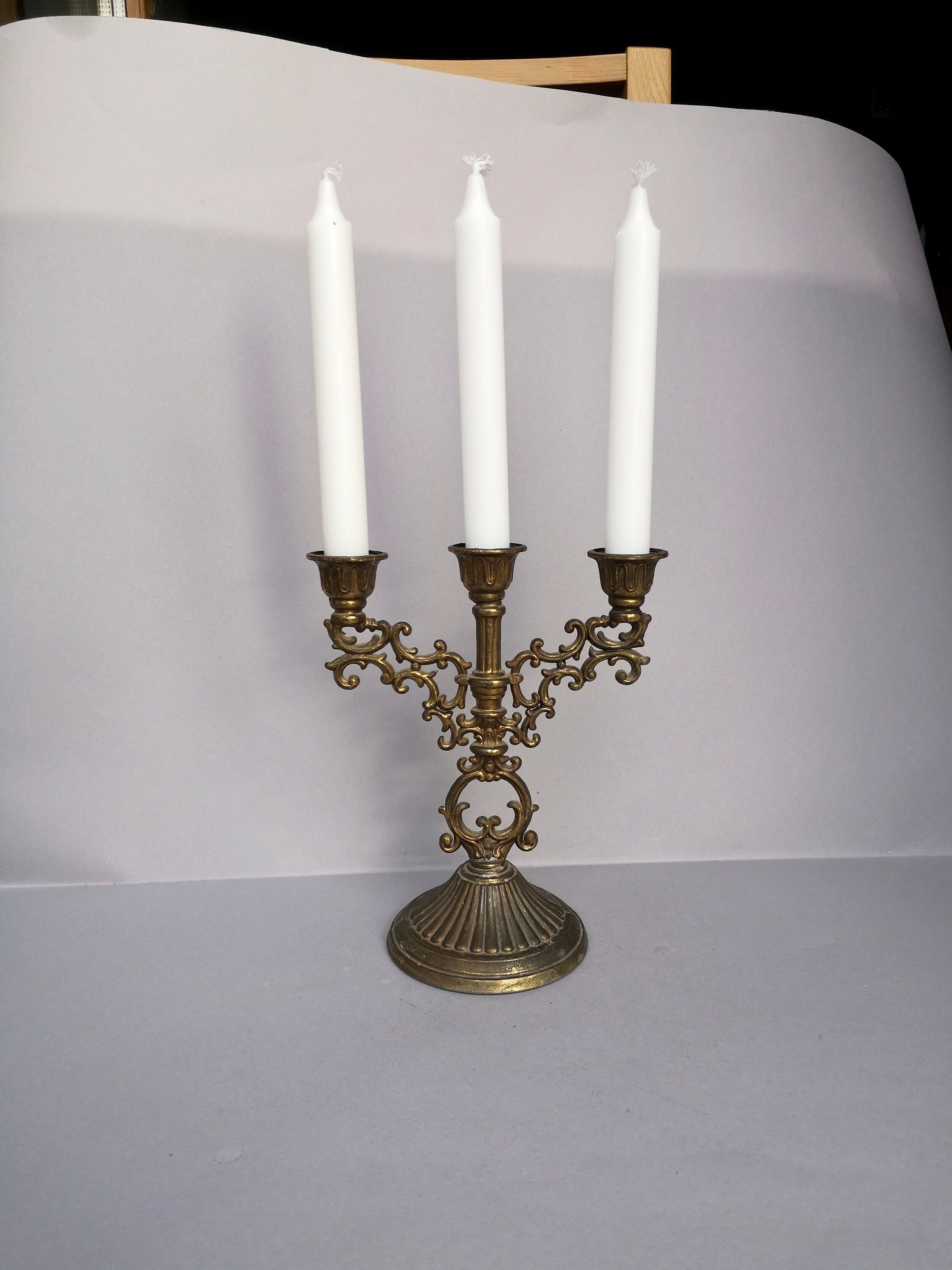 Un Joli Style Art Nouveau Classique Triple Floral Laiton ou Décoratif Bronze 3 Bougeoir Candélabre C