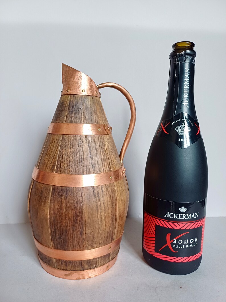 Ein hübscher mittelgroßer, handgefertigter französischer Vintage-Wein/Apfelweinkrug oder eine Karaffe aus Kupfer, Metall und Holz aus der Normandie, Frankreich Bild 9