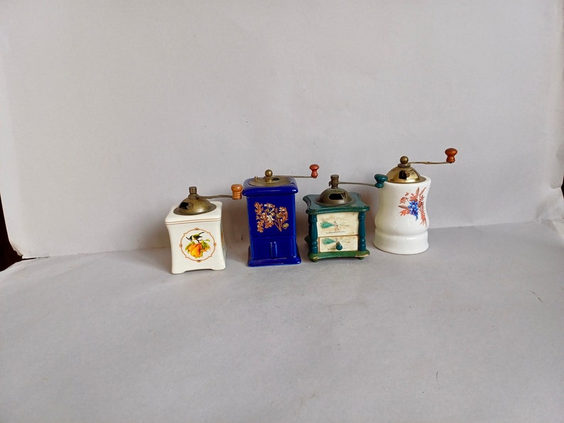 Eine schöne Sammlung von vier, Sammlerstück, Mini Replik, Retro, Vintage, Kaffeemühle oder Gewürzmühle Reproduktionen, gefunden in der Normandie Frankreich Bild 1