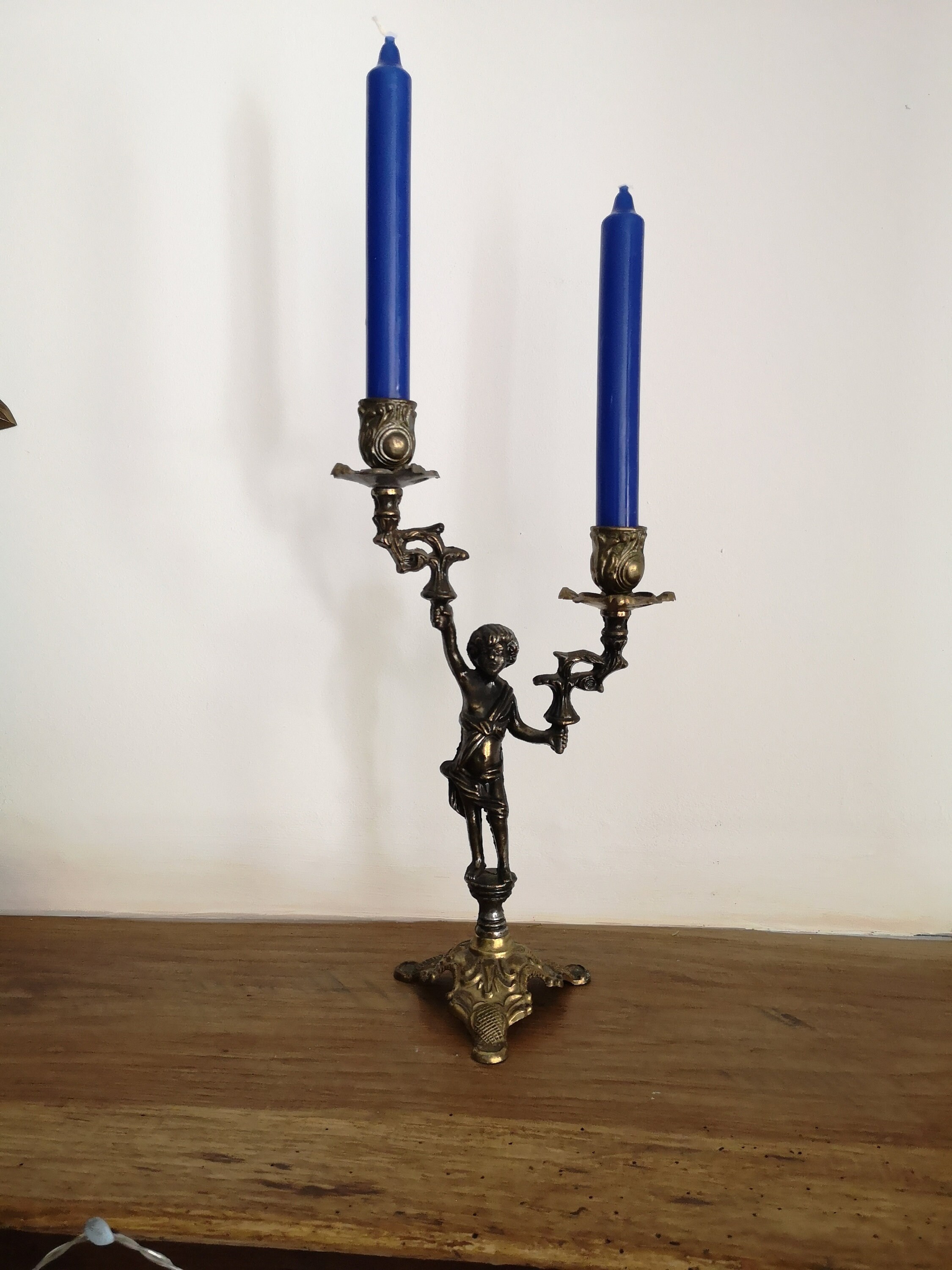 Un Chérubin Classique de Style Art Nouveau en Laiton ou Métal Italien Double Chandeliers/Candélabres