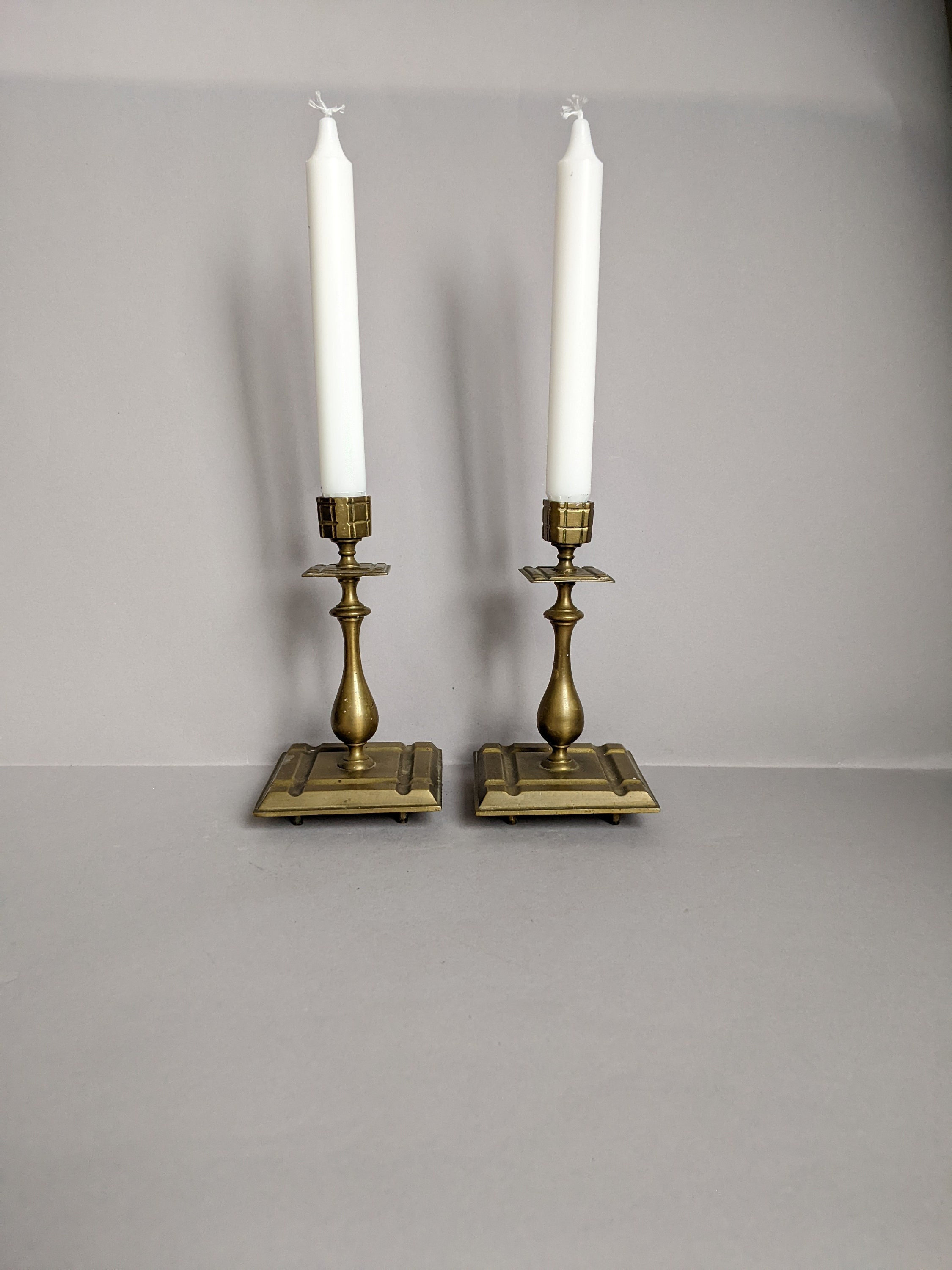 Une Belle Paire Décorative de Bougeoirs en Laiton ou Bronze Mid-Century Classic Français et Trouvée