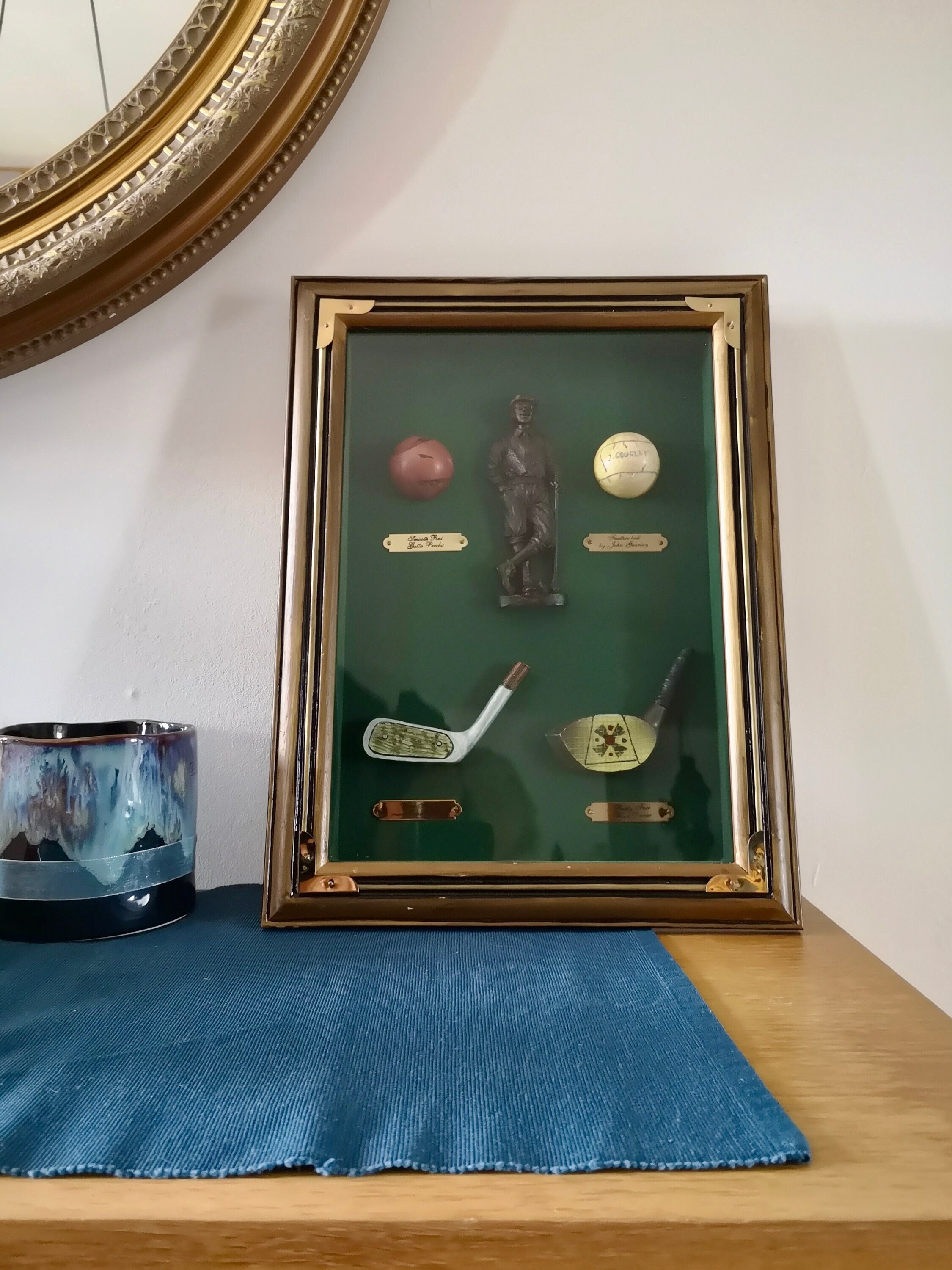 Une Belle Histoire Vintage de Clubs Golf et Balles Vitrine d'art Mural Dans Un Joli Cadre en Bois La