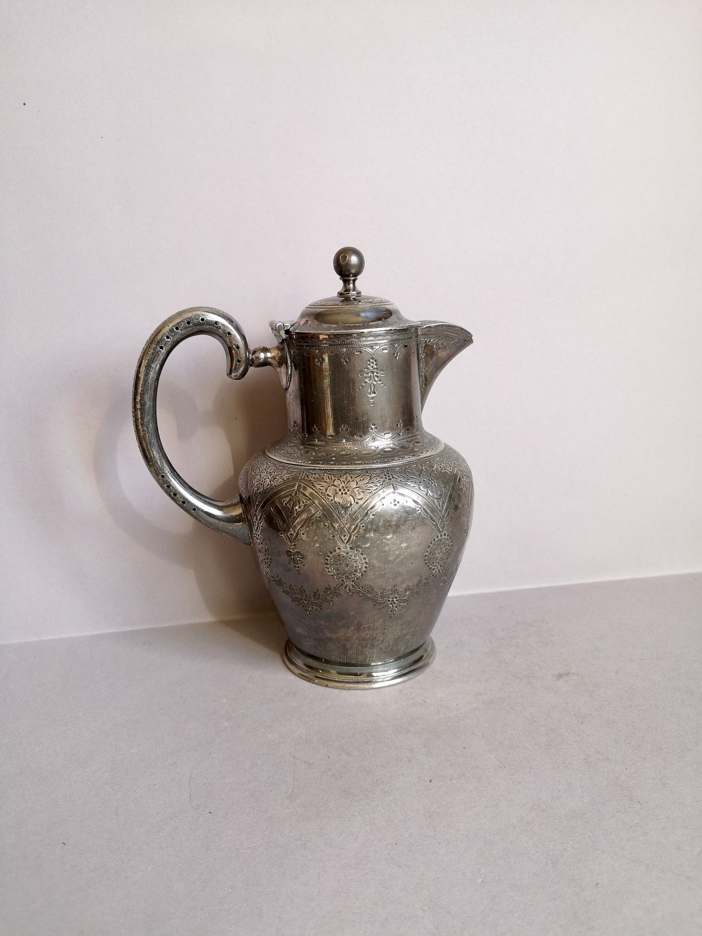 A Lovely Antique Art Nouveau Style Silver Plaqué Anglais - Water Jug, Coffee Or Tea Pot Gravé et Éta