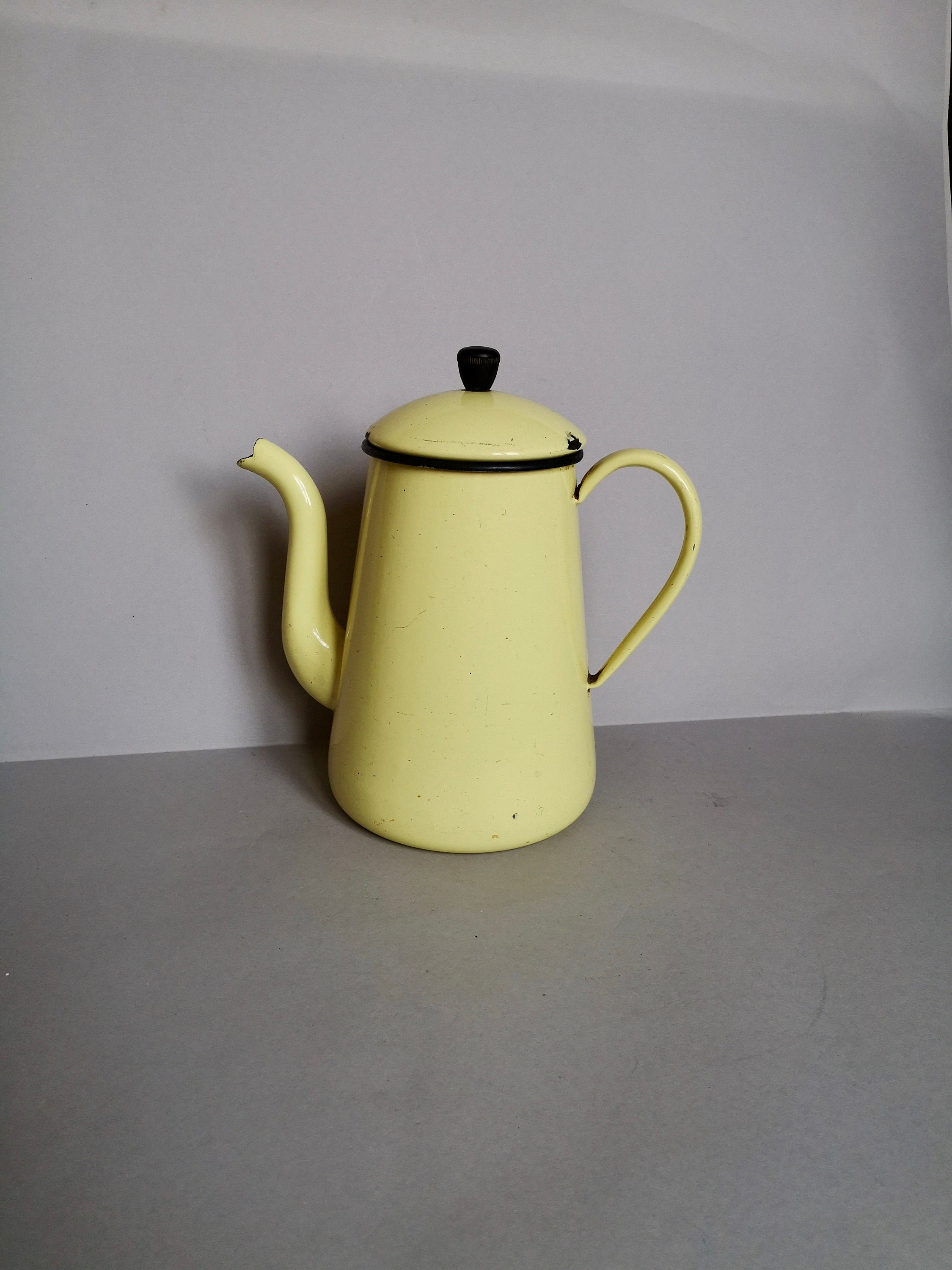 Un Joli Millésime Pastel Lemon/Yellow Émaillé Français Coffee Pot ou Tea Pot, de Normandie en France