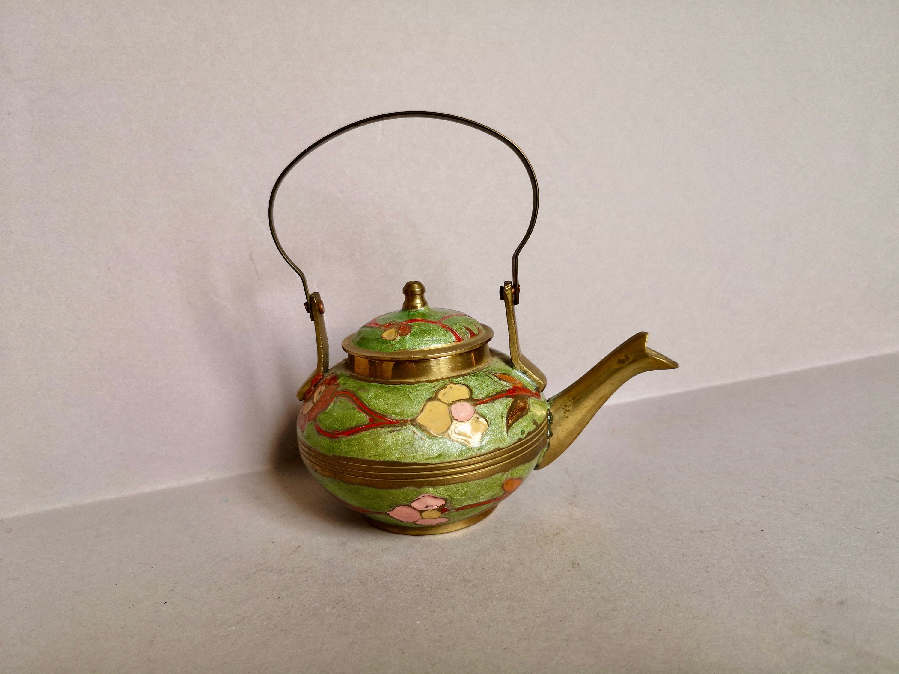 Un Thé-Thé Miniature en Laiton ou Alliage Métallique de Normandie France