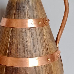 Ein hübscher mittelgroßer, handgefertigter französischer Vintage-Wein/Apfelweinkrug oder eine Karaffe aus Kupfer, Metall und Holz aus der Normandie, Frankreich Bild 3