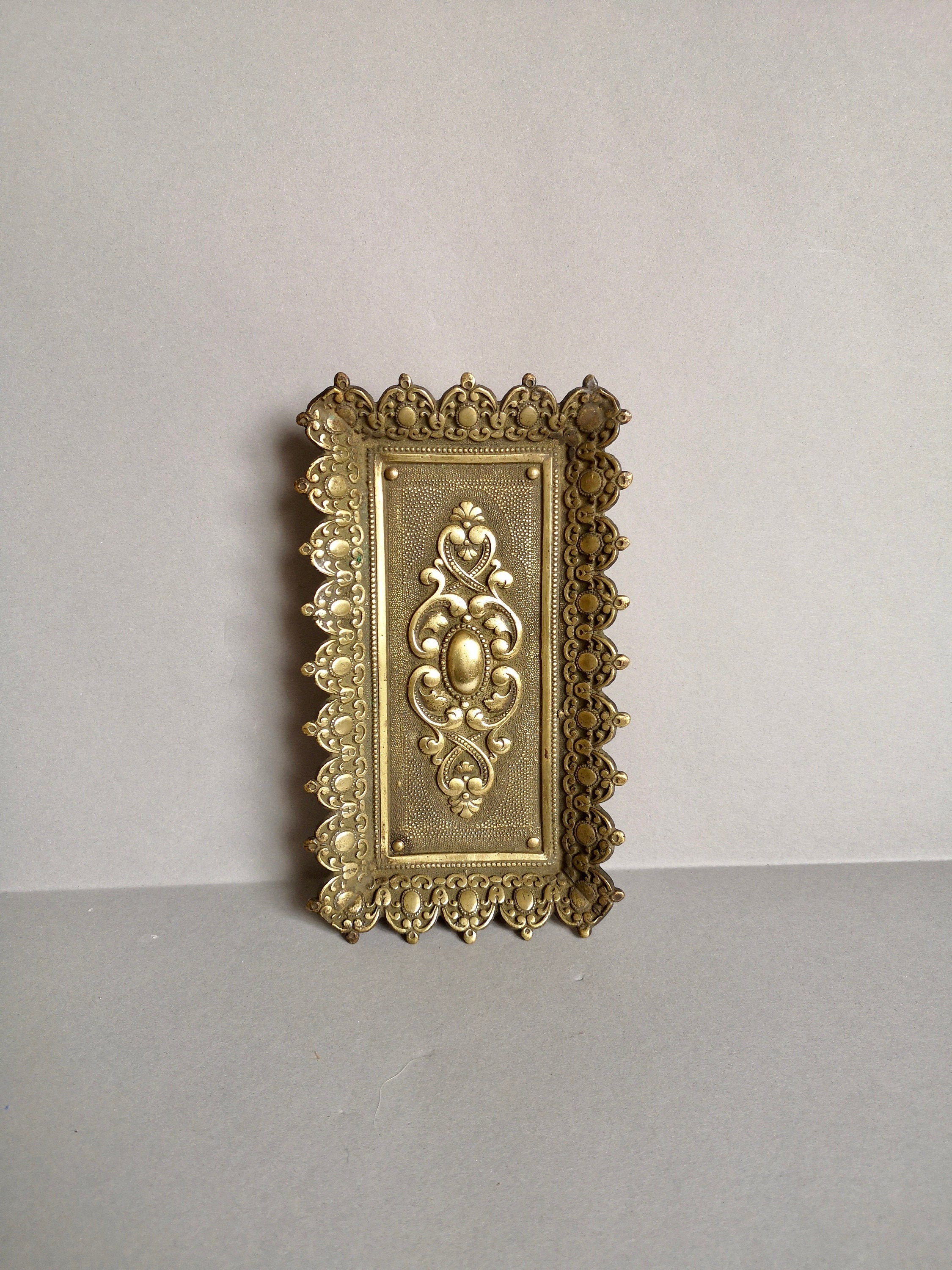 Une Belle Petite Épingle en Bronze de Style Art Nouveau ou Baroque Un Plat Bibelot - Repousse Forme 