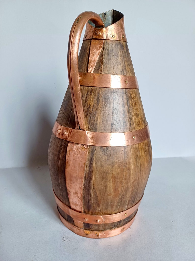 Ein hübscher mittelgroßer, handgefertigter französischer Vintage-Wein/Apfelweinkrug oder eine Karaffe aus Kupfer, Metall und Holz aus der Normandie, Frankreich Bild 6