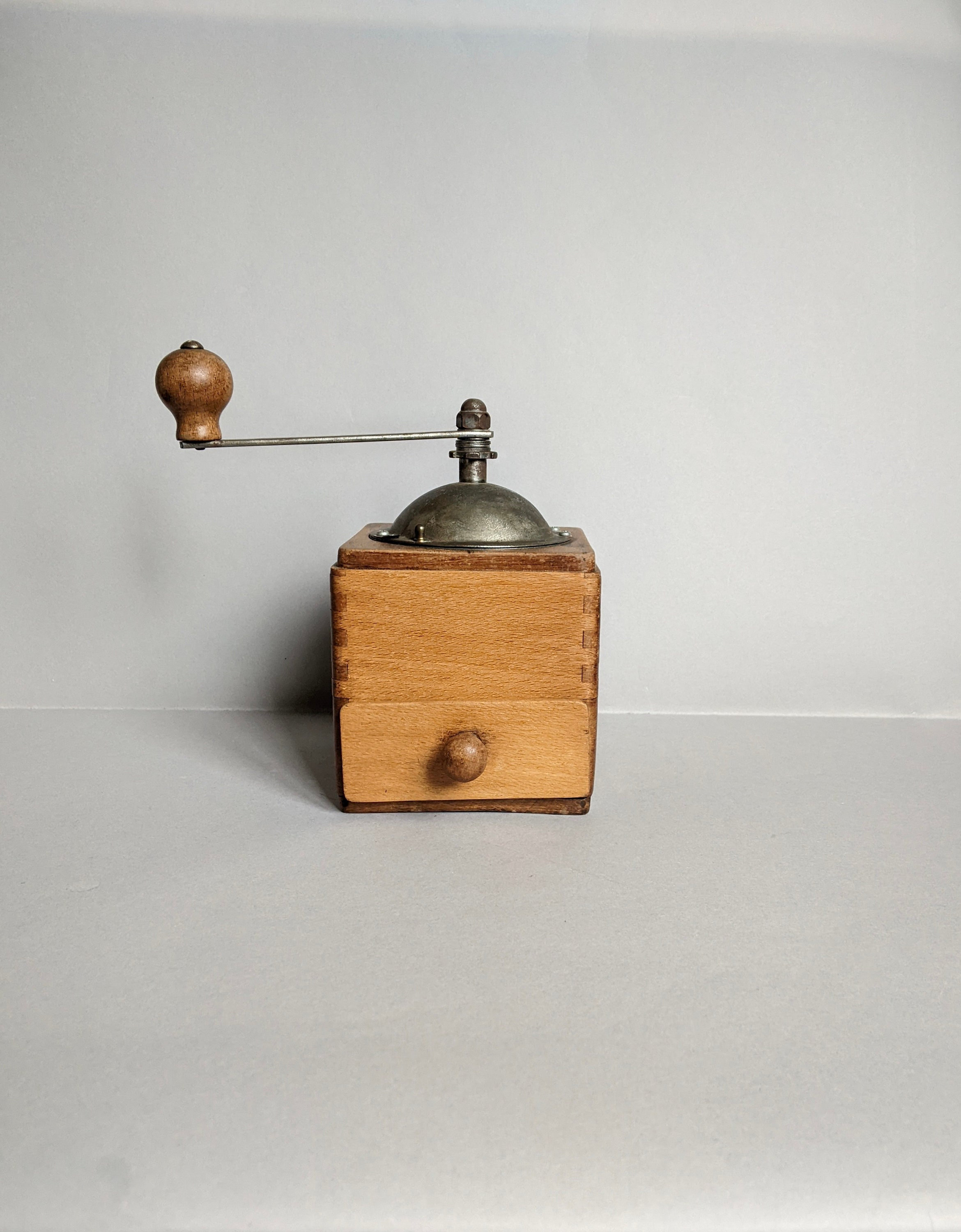 Un Beau Moulin à Café Vintage Français Brown Simple Fabriqué Par Peugeot Freres Au Milieu Des Années