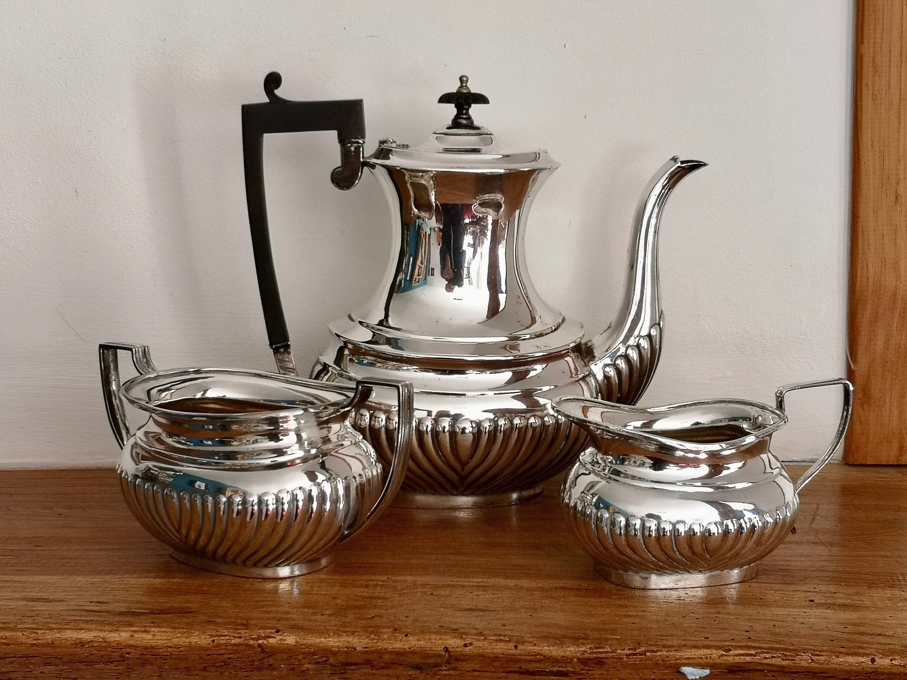 Un Bel Ensemble de Cafetière ou Théière Plaqué Argent Propre avec Lait et Sucrier - Ensemble Café St