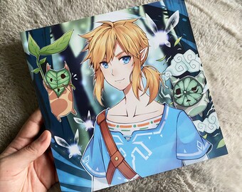 Könnte beinhalten: Eine digitale Illustration eines Anime-Charakters mit blonden Haaren und blauen Augen, der ein blaues Hemd mit einem braunen Riemen trägt. Der Charakter ist von leuchtenden grünen und blauen feenartigen Kreaturen umgeben.