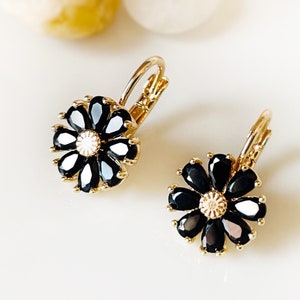 Daisy saffier oorbel in 14K goud, blauwe edelsteen bloem oorbellen, september geboortesteen oorbel, cadeau voor moeder, cadeau voor haar onyx /gold