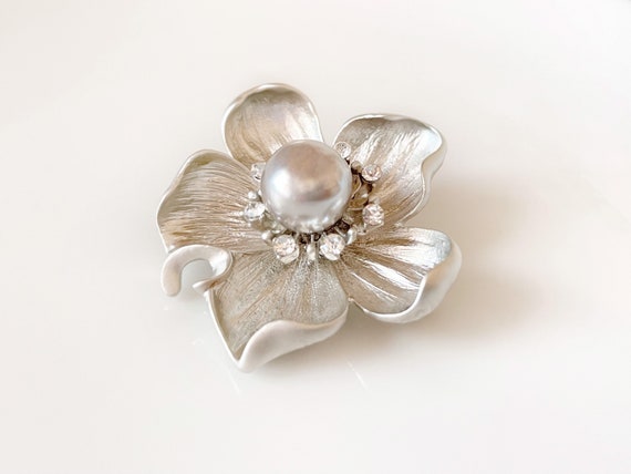 Flower Brooches for Women Silver Petal Brooch Rhinestone Pearl Crystal Pins  for Sweaters Coats Scarves