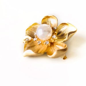 Pearl crystal flower brooch in 14K gold plated. Gold flower brooch pin, wedding bouquet brooch, gift for her, gift for mom image 2