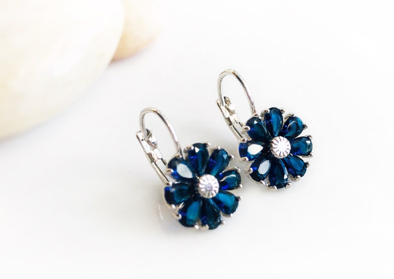 Daisy sapphire earring in 14K gold, blue gemstone flower earrings, September birthstone earring, gift for mom, gift for her sapphire/white gold