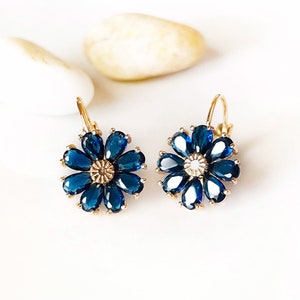 Daisy sapphire earring in 14K gold, blue gemstone flower earrings, September birthstone earring, gift for mom, gift for her sapphire /gold