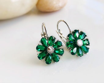 Emerald daisy flower dangle earrings, green flower drop earrings, May birthstone earrings, gift for mom, gift for her