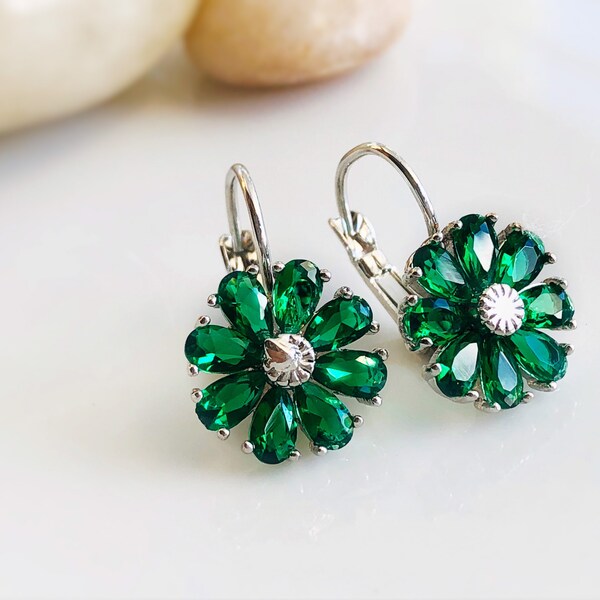 Emerald daisy flower dangle earrings, green flower drop earrings, May birthstone earrings, gift for mom, gift for her