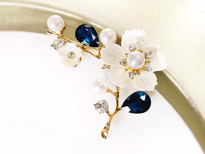 Blue sapphire pearl flower brooch, flower bouquet brooch pin, blue crystal pearl wedding bouquet brooch, gift for mom, gift for her sapphire/gold