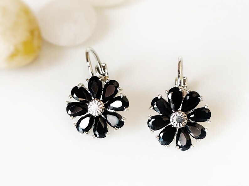 Daisy saffier oorbel in 14K goud, blauwe edelsteen bloem oorbellen, september geboortesteen oorbel, cadeau voor moeder, cadeau voor haar onyx /white gold