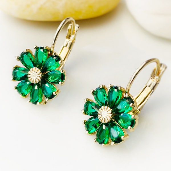 Emerald flower dangle earrings, green daisy flower drop earrings, May birthstone earrings , gift for mom, gift for her