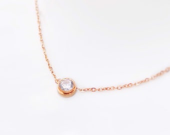 Collier solitaire saphir blanc en or rose 18K, lunette solitaire collier délicat, cadeau pour elle, cadeau pour la fête des mères