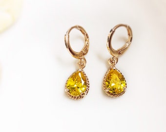 Citrine teardrop bezel dangle boucles d’oreilles en or rose, petites boucles d’oreilles en pierre précieuse jaune teardrop, cadeau pour elle, cadeau pour maman, pierres de naissance de novembre