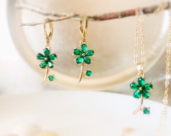 Emerald flower jewelry set in 14K gold, green flower gem necklace earrings set, gift for her, gift for mom, May birthstone