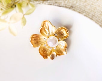 Pearl crystal flower brooch in 14K gold plated. Gold flower brooch pin, wedding bouquet brooch, gift for her, gift for mom