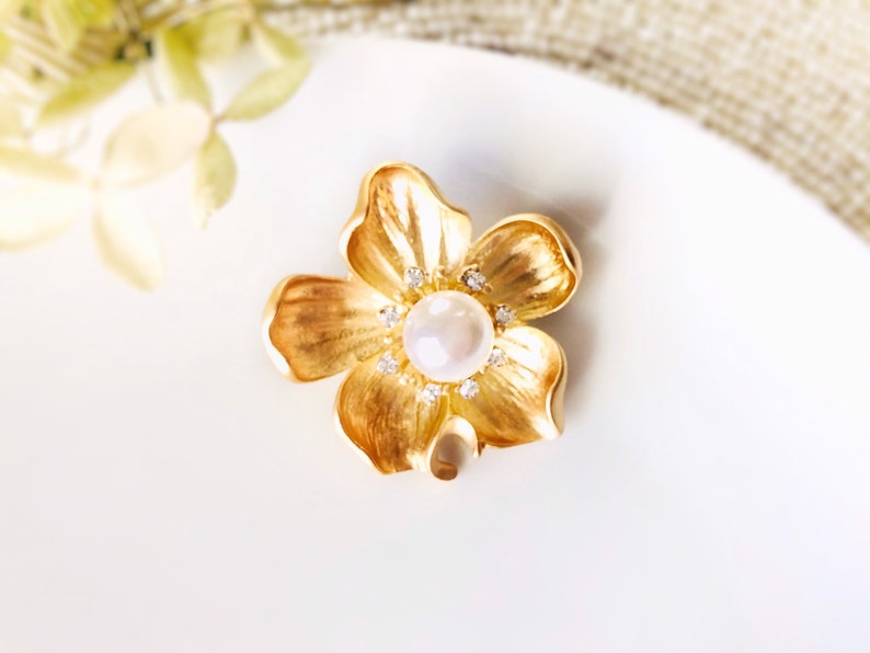 Pearl crystal flower brooch in 14K gold plated. Gold flower brooch pin, wedding bouquet brooch, gift for her, gift for mom Gold