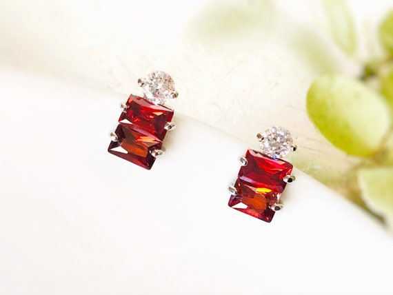 Amazon.com: Pear Red Garnet & Natural Diamond Dangling Stud Earrings 1.76  ctw 14K White Gold: Clothing, Shoes & Jewelry