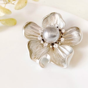 Pearl crystal flower brooch in 14K gold plated. Gold flower brooch pin, wedding bouquet brooch, gift for her, gift for mom Silver