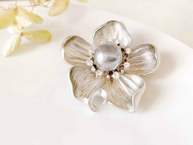 Pearl crystal flower brooch in 14K gold plated. Gold flower brooch pin, wedding bouquet brooch, gift for her, gift for mom Silver