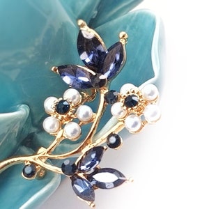 Blue sapphire pearl brooch, flower brooch pin, wedding brooch, gift for mom, gift for her