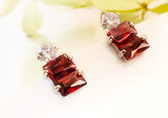 Red Garnet Stud Earrings in 14K Yellow Gold