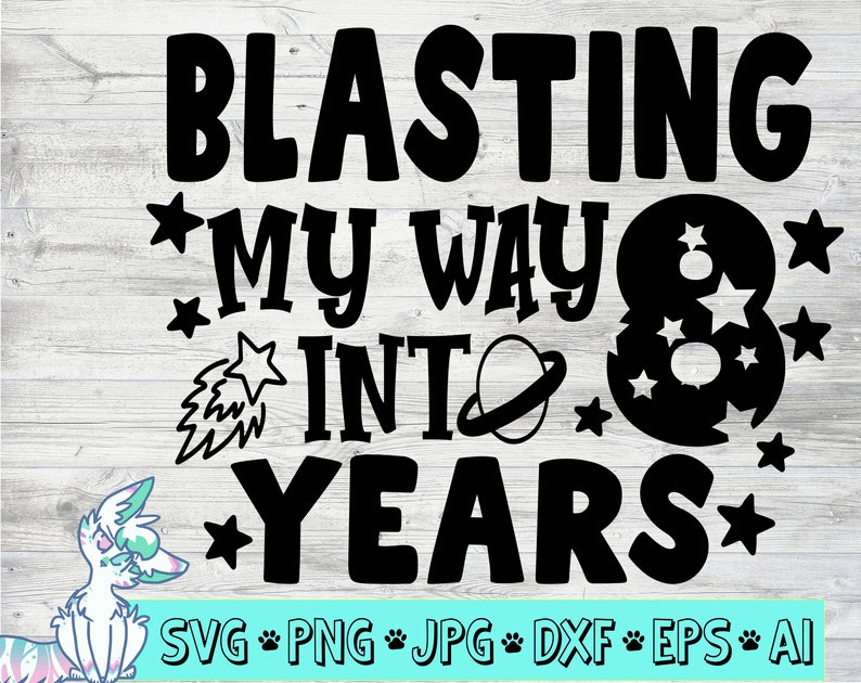 Pu&ograve; includere: Grafica in bianco e nero con il testo "BLASTING MY WAY INTO 8 YEARS" con stelle e un razzo. Il numero 8 &egrave; circondato da stelle.