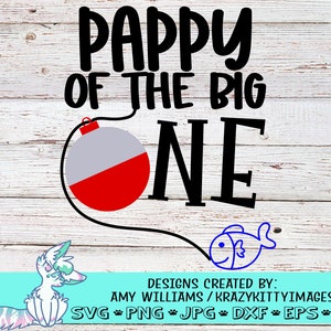 Może przedstawiać: Czarno-biały projekt graficzny z tekstem "Pappy of the Big One" z czerwono-białym spławikiem i niebieską ilustracją ryby. Tekst "Designs Created By: Amy Williams/Krazykittyimages SVG PNG JPG DXF EPS AI" znajduje się na dole projektu.