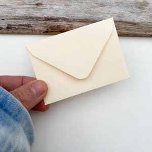20 x Kleine cremefarbene Papier Umschläge - Mini Magnolie Umschläge, 94 mm x 65 mm, Visitenkarten, Samenpäckchen, Geschenkkartenumschlag