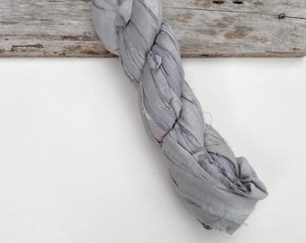 Cinta de sari de seda gris pálido: adorno artesanal de gasa reciclada