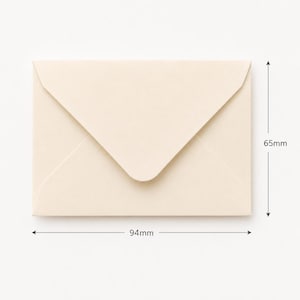 Puede incluir: Un sobre de papel color crema con una solapa triangular. El sobre se muestra con l&iacute;neas de dimensi&oacute;n que indican una altura de 65 mm y una anchura de 94 mm. El sobre tiene una textura lisa y mate con un dise&ntilde;o de solapa puntiaguda.