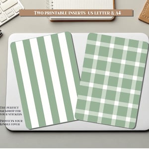 Puede incluir: Dos insertos imprimibles con patrones verdes y blancos. Uno tiene rayas verticales, el otro un diseño de cuadros. El texto dice: "El telón de fondo perfecto para tus pegatinas. Protege tu funda Kindle. Dos insertos imprimibles US Letter & A4."