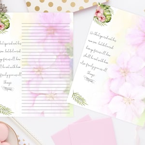 Op de afbeelding: Een printbare briefpapierset met een bloemenontwerp en een Bijbelvers: "Wie zijn eigen Zoon niet gespaard heeft, maar Hem voor ons allen heeft overgegeven, zal Hij ons met Hem zeker ook alle andere dingen schenken." Romeinen 8:32.