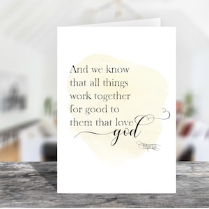 Puede incluir: Una tarjeta blanca con un fondo de acuarela amarillo y texto negro que dice "Y sabemos que a los que aman a Dios, todas las cosas les ayudan a bien Romanos 8:28".