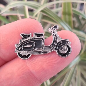 Lambretta Scooter vintage enamel lapel pin badge.