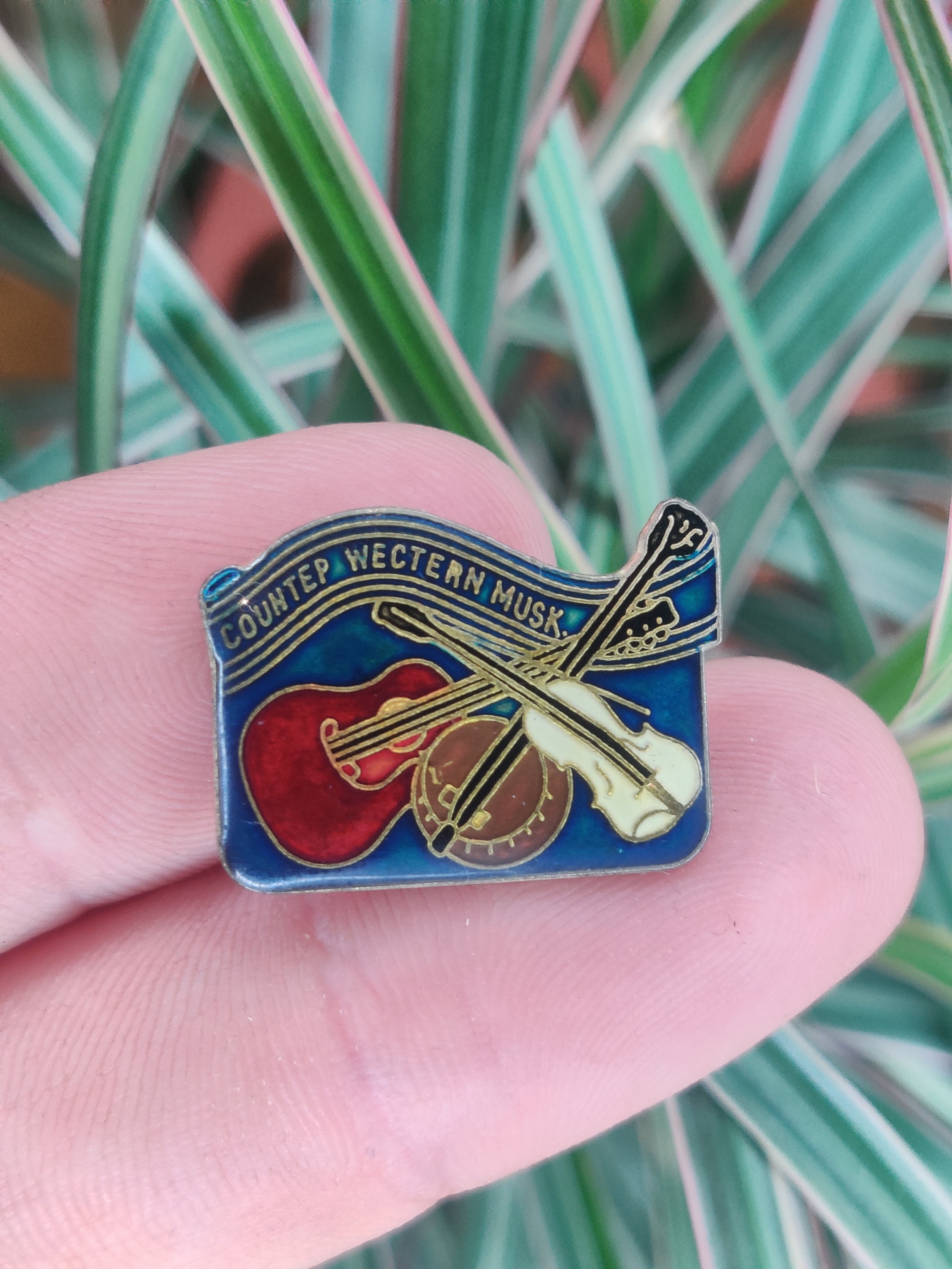 Country and western music enamel pin badge. Pin is spelt wrong please look at pictures closely
