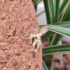 Cherub gold tone vintage lapel pin badge.