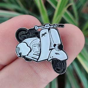 Vespa Scooter vintage enamel lapel pin badge.
