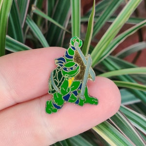 TMNT Leonardo vintage enamel pin badge. Teenage mutant ninja turtles.